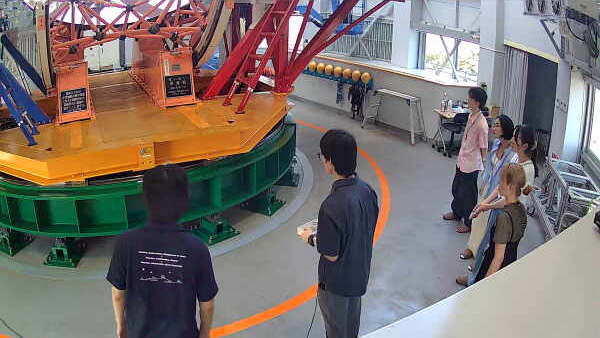 せいめい望遠鏡で観測中の参加者