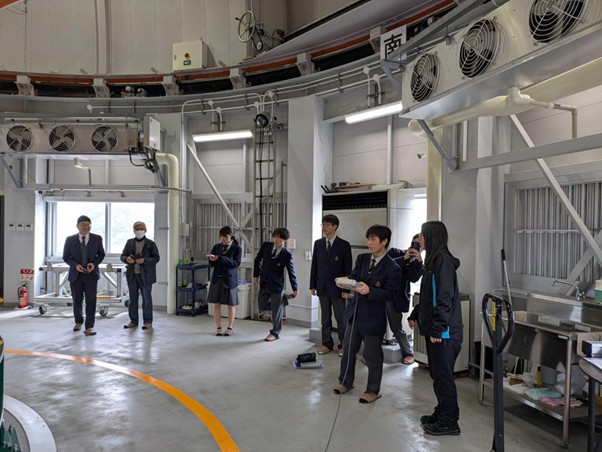 せいめい望遠鏡と観測装置について説明を受ける参加者