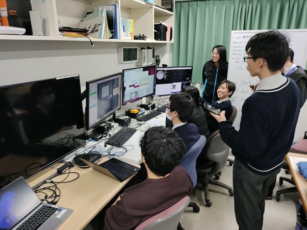 協力しながら観測する参加者