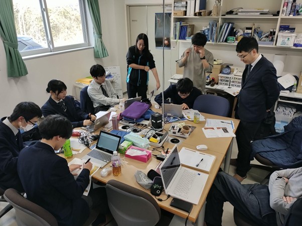銀河のデータを解析する参加者