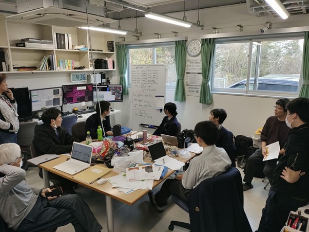 観測結果をもとに宇宙膨張について考察する様子